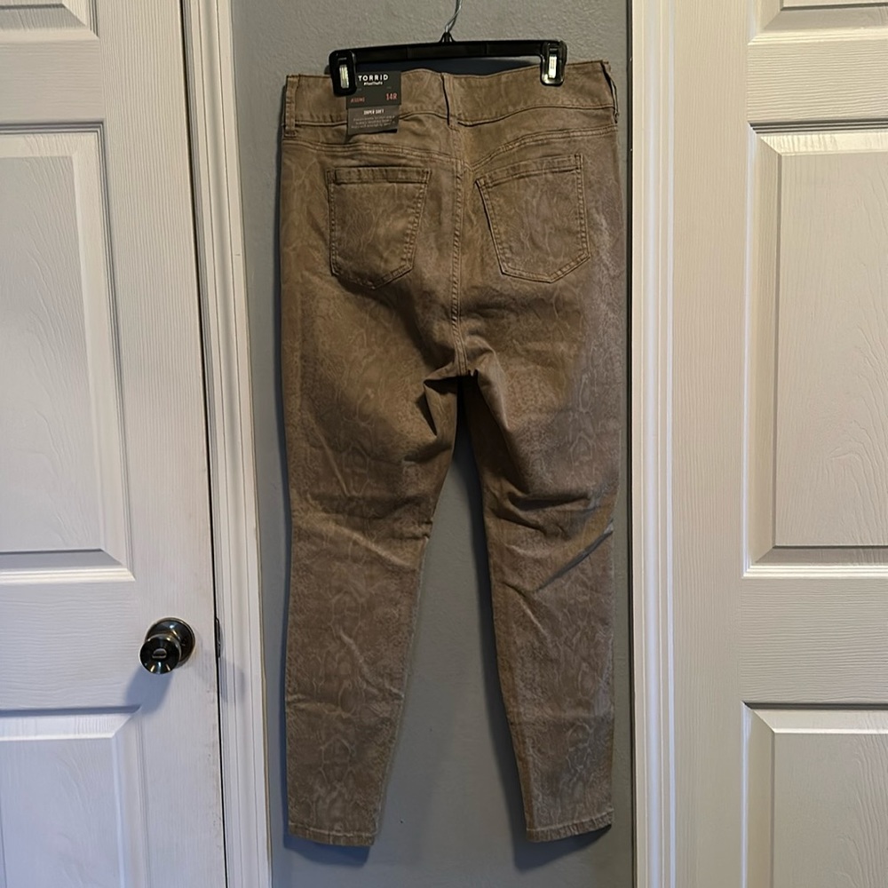 NWT Torrid Snakeskin Jeggings Jeans Leggings Khaki Feel The Fit Super Soft Plus - Picture 2 of 7